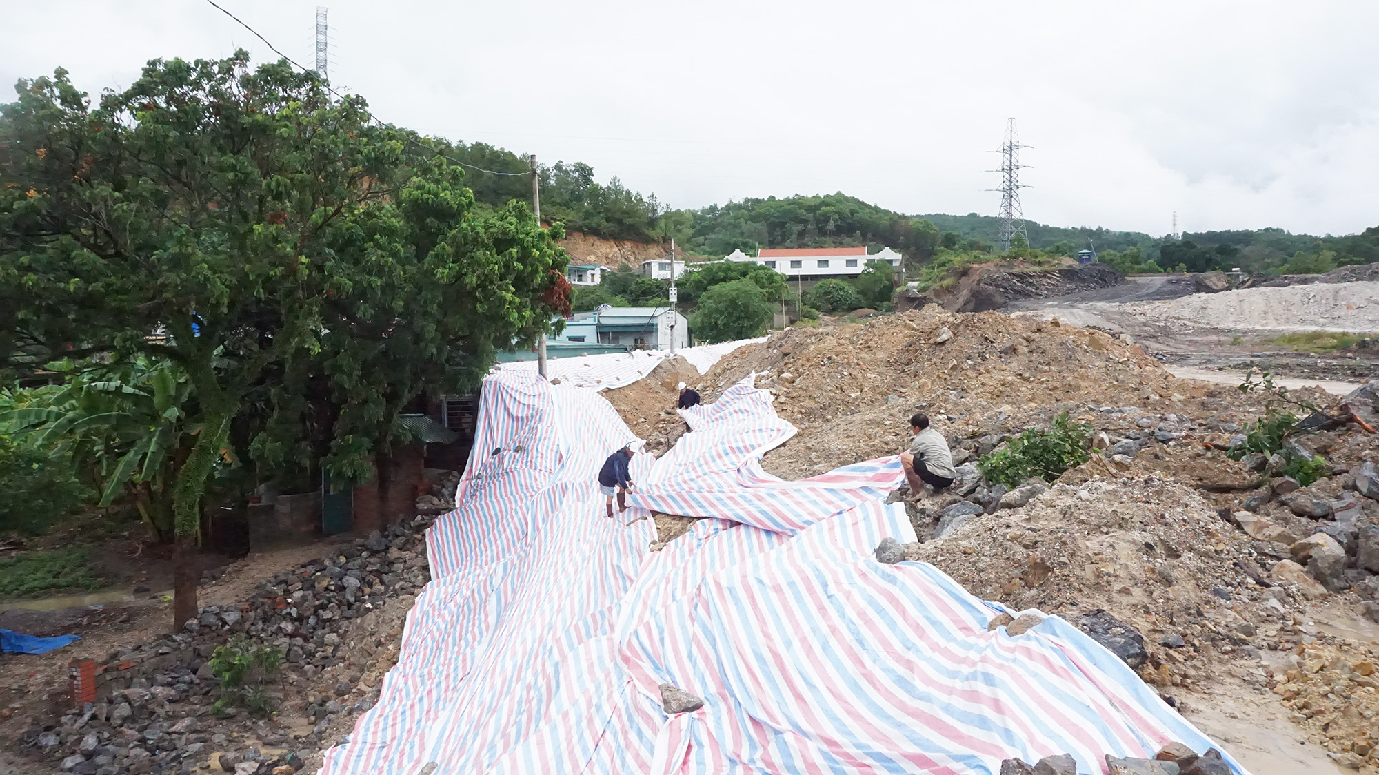 Phường Hà Khánh (TP Hạ Long) khắc phục sạt lở tại kè chắn đất của dự án đô thị Từ Liêm, tổ 12, khu 2, phường Hà Khánh (TP Hạ Long).