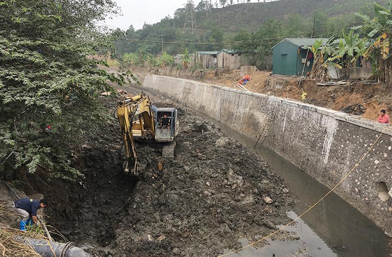 Tuyến mương từ hạ lưu cống qua QL18 đến cống 12 cửa nhà máy Nhiệt điện Mông Dương (TP Cẩm Phả) được nạo vét.
