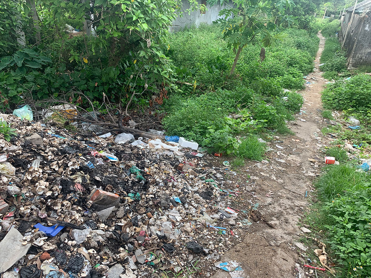 Còn nhiều người dân trên địa bàn TX Đông Triều vẫn thiếu ý thức khi vứt rác thải là vỏ thuốc BVTV đã qua sử dụng ra môi trường.