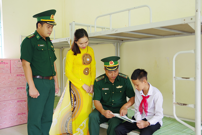 Cán bộ, chiến sỹ Đồn BP Bắc Sơn đến thăm, động viên các cháu học sinh đơn vị nhận đơ đầu trong chương trình nâng bước em đến trường.