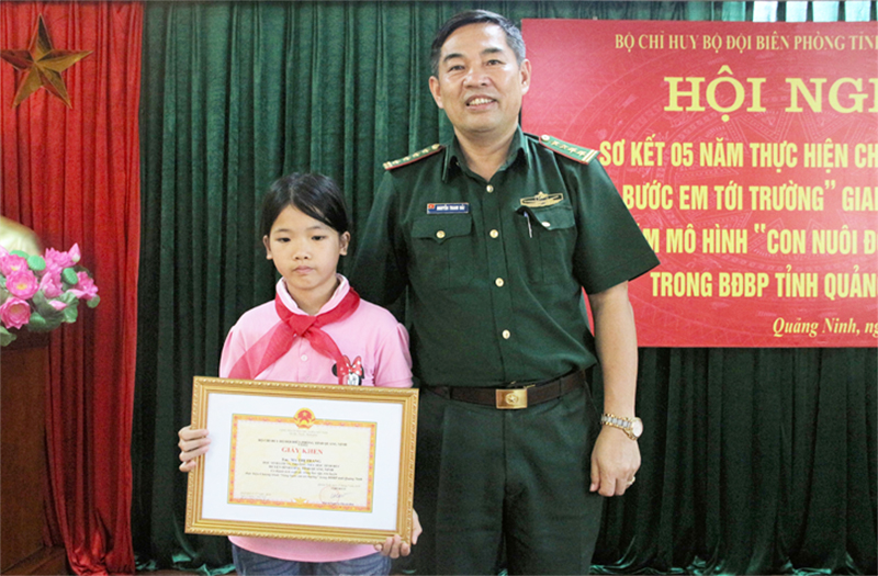 Cháu Ma Thị Trang được Đại tá Nguyễn Thanh Hải, Chính ủy BĐBP Quảng Ninh đỡ đầu và nhận làm con nuôi. ( Ảnh do đơn vị cung cấp).
