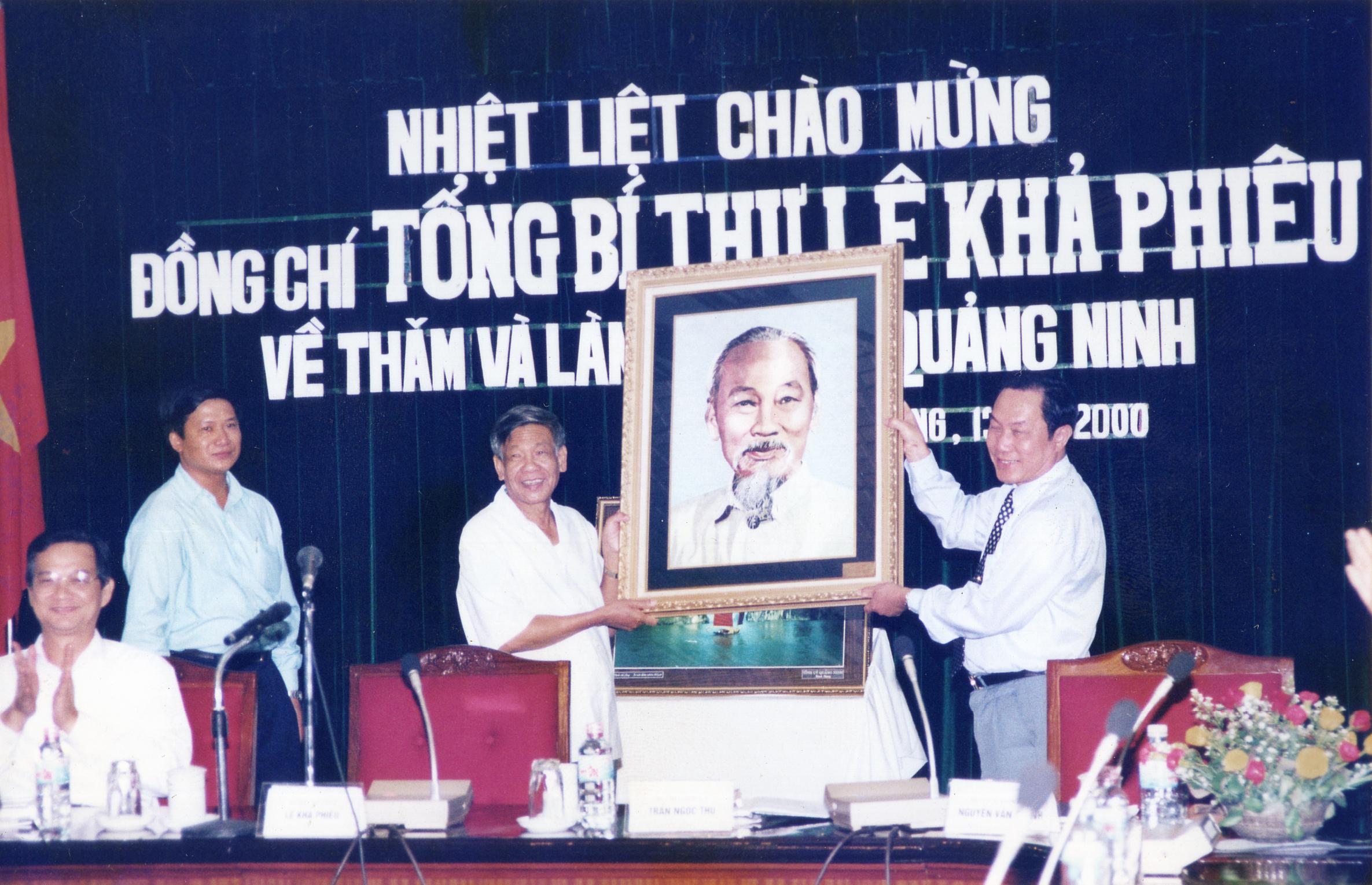 Đồng chí Tổng Bí thư Lê Khả Phiêu tặng tỉnh Quảng Ninh tấm ảnh chân dung Chủ tịch Hồ Chí Minh nhân chuyến thăm và làm việc tại tỉnh vào tháng 10/2000.