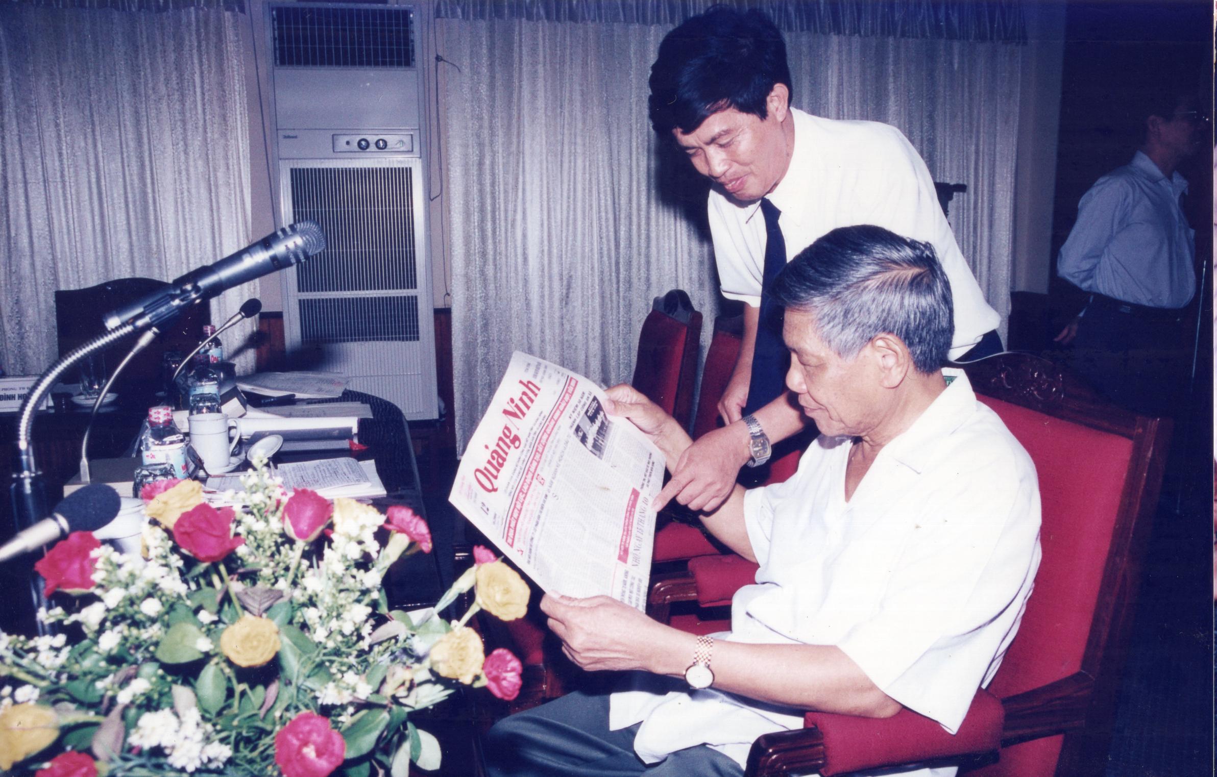 Nhà báo Lê Toán, lúc đó là Quyền Tổng Biên tập Báo Quảng Ninh cùng bức ảnh được ông coi là 