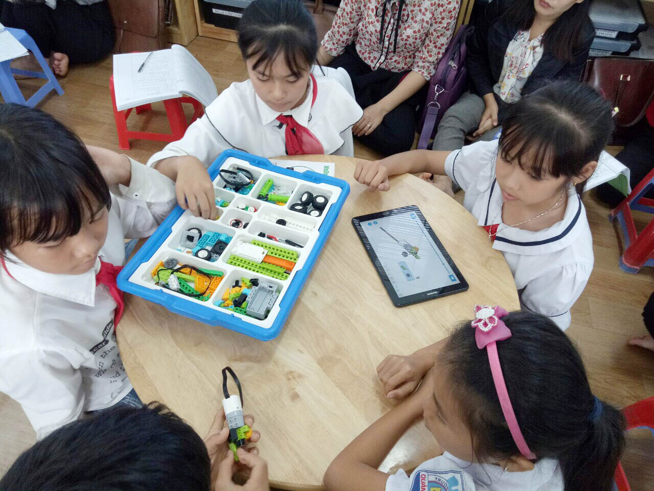 Tiết học có ứng dụng CNTT của học sinh Trường Tiểu học Quảng Tân (xã Quảng Tân, huyện Đầm Hà).