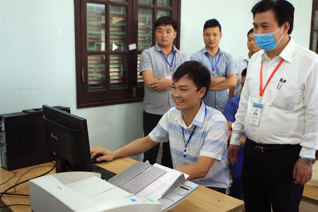 Thứ trưởng Nguyễn Hữu Độ kiểm tra máy quét bài thi