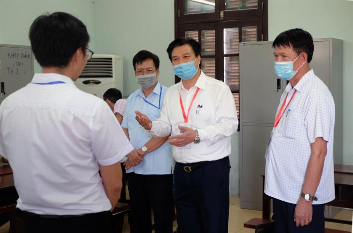 Thứ trưởng Bộ GD&ĐT Nguyễn Hữu Độ trao đổi về quy chế chấm thi tại Nam Định. Ảnh: MOET. 
