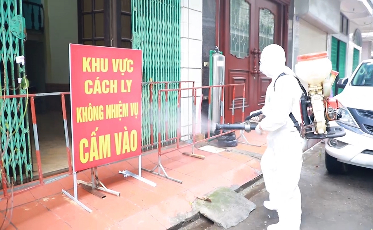  Đội đáp ứng nhanh CDC Quảng Ninh phun khử khuẩn căn hộ của người nghi mắc Covid-19 tại TP Hạ Long.