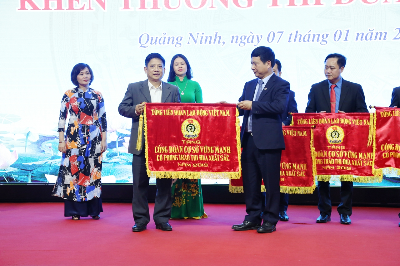  Công đoàn Bệnh viện Đa khoa tỉnh nhận Cờ thi đua xuất sắc của Tổng LĐLĐ Việt Nam năm 2019.