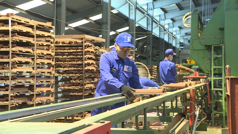 Tỉnh Quảng Ninh đặc biệt quan tâm, tháo gỡ khó khăn cho doanh nghiệp. Ảnh: Sản xuất tại Công ty CP