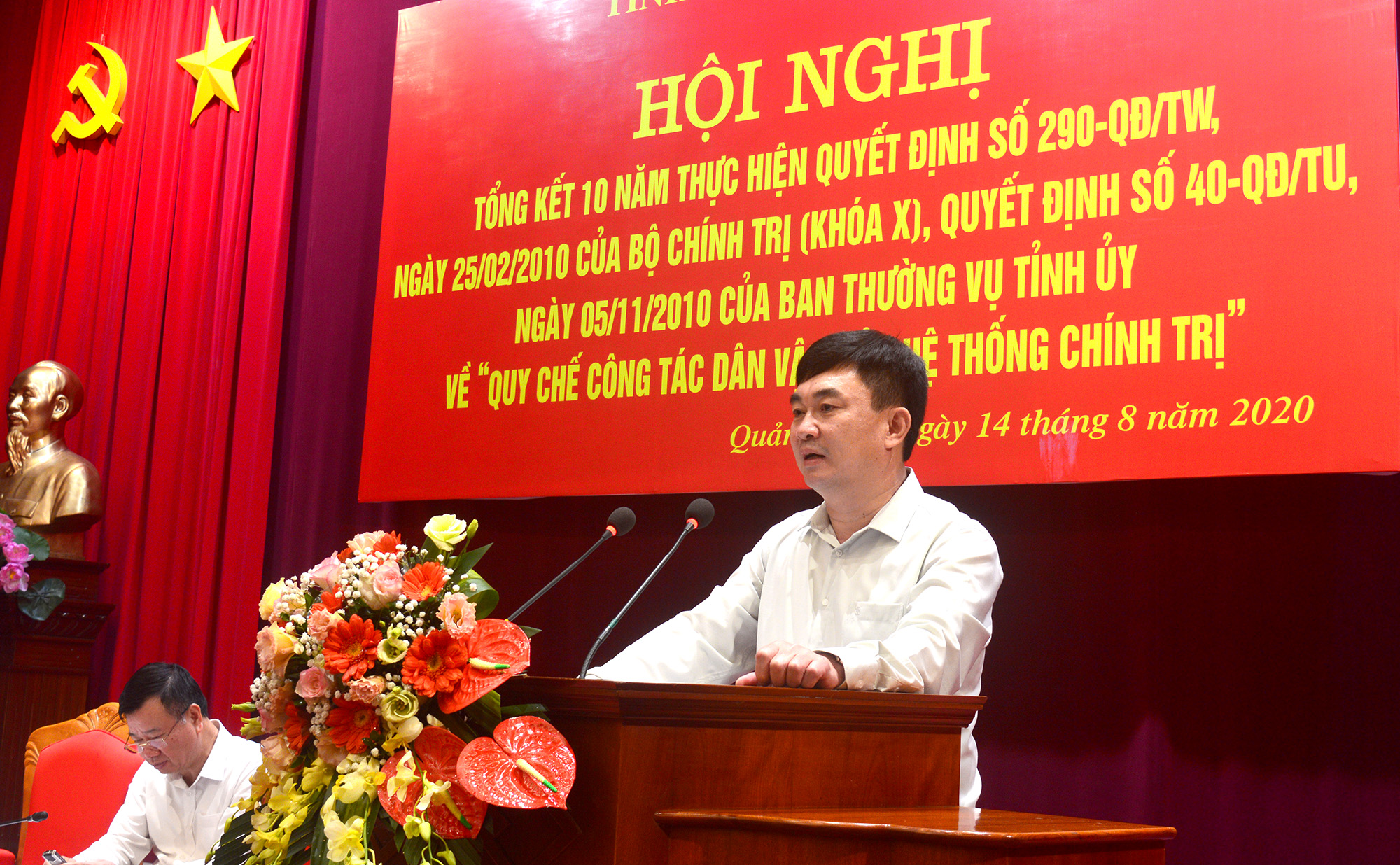 Đồng chí Ngô Hoàng Ngân, Phó Bí thư Thường trực Tỉnh ủy phát biểu tại hội nghị. 