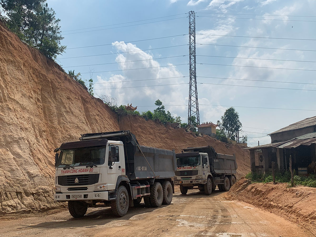 Từng đoàn xe vận tải chở đất chạy liên tục tại khu vực tổ 1 phường Hoành Bồ ngày 31/7.