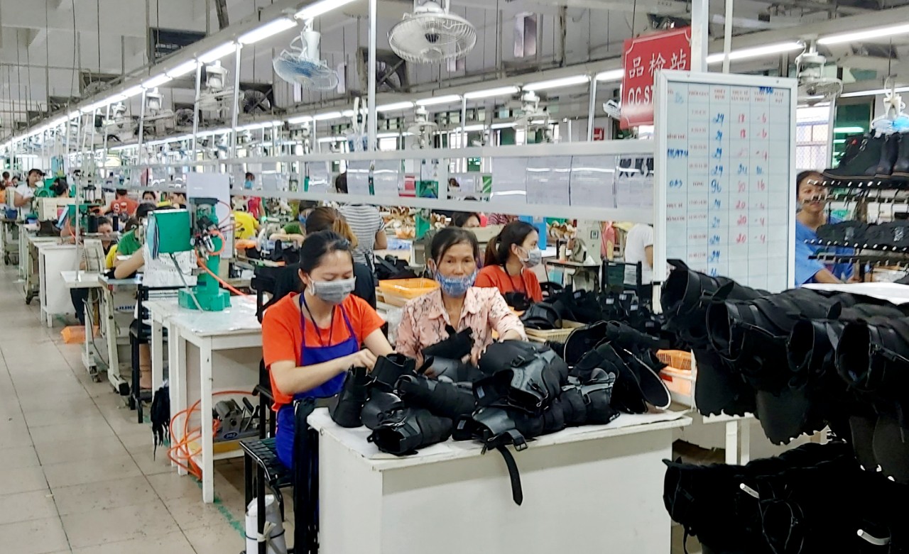 Sản xuất giày da tại Công ty TNHH Sao Vàng, Chi nhánh Uông Bí.