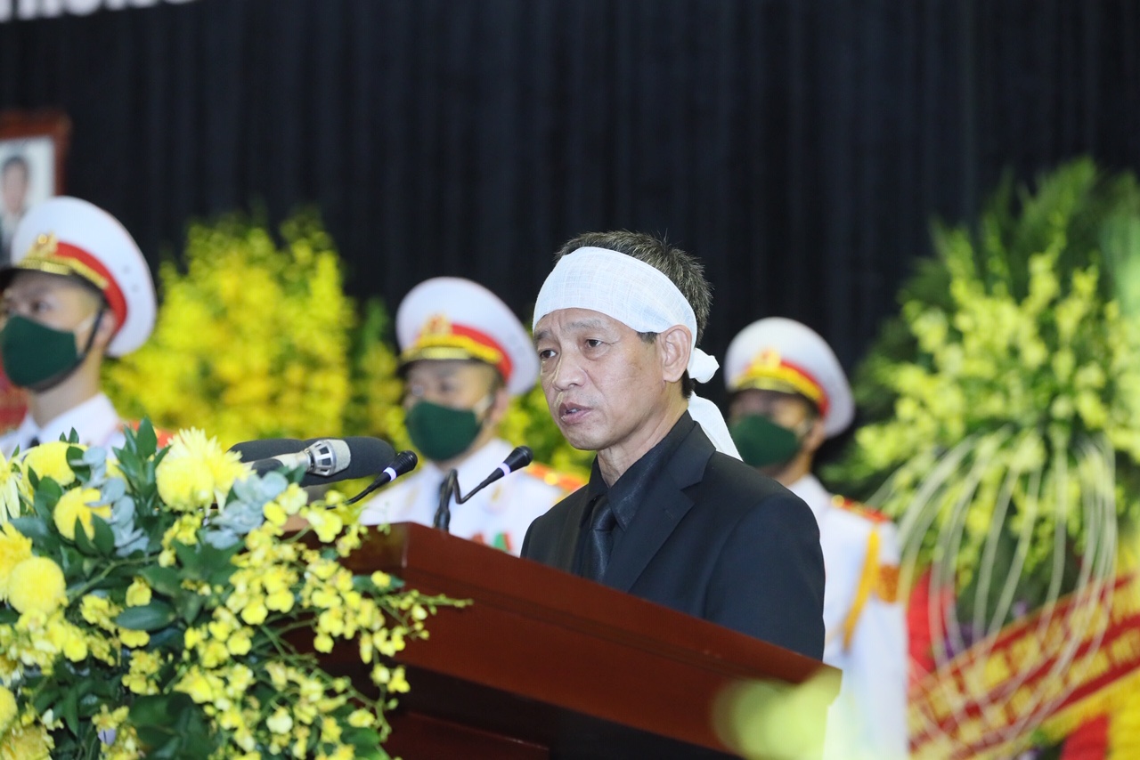 Đại diện gia đình, ông Lê Minh Diễn, con trai nguyên Tổng Bí thư Lê Khả Phiêu, phát biểu tại lễ truy điệu. - Ảnh: VGP/Nhật Bắc