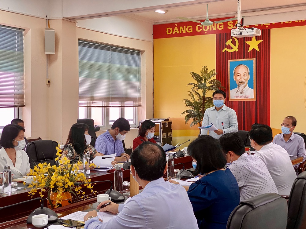 Đồng chí Nguyễn Văn Thắng, Chủ tịch UBND tỉnh, Hiệu trưởng Trường Đại học Hạ Long phát biểu tại cuộc họp.