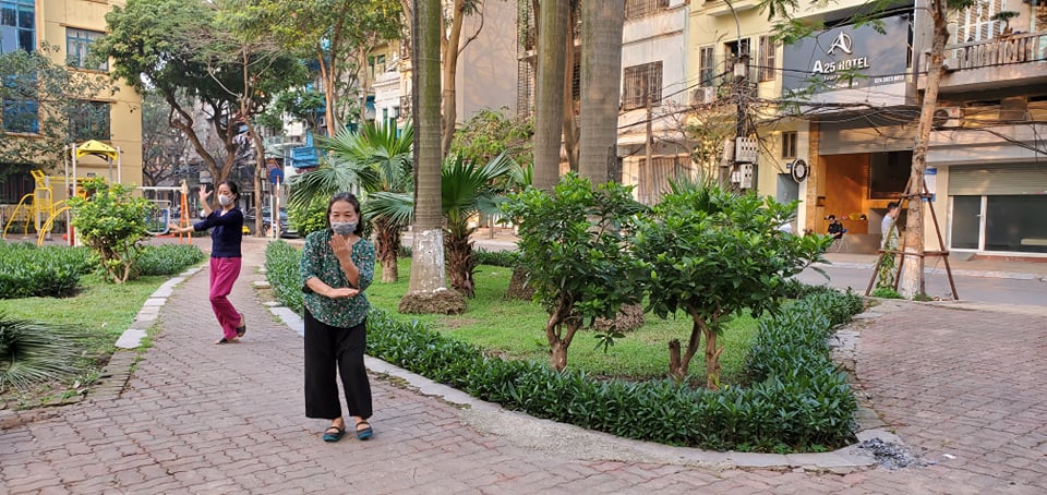 Người tập cần đeo khẩu trang khi tập luyện nơi công cộng và nghiêm túc thực hiện quy tắc “một chiều” trong tập luyện thể dục thể thao. Ảnh: XM