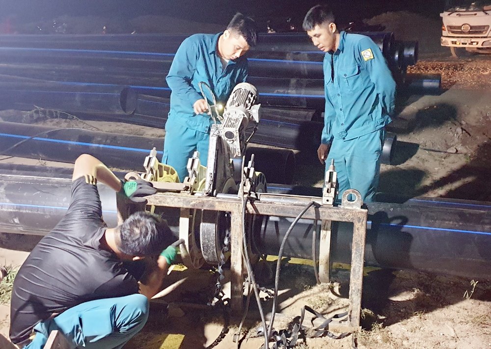 Công nhân Công ty CP Nước sạch Quảng Ninh đấu nối đường ống dẫn nước tại hồ Yên Lập đảm bảo phục vụ khách hàng. 