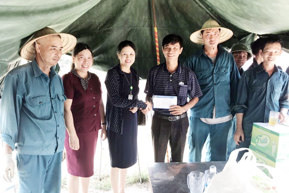 Công đoàn Công ty CP Nước sạch Quảng Ninh động viên cán bộ, CNLĐ thực hiện nhiệm vụ tại công trường thi công đấu nối khắc phục thiếu nước tại nguồn ở Hồ Yên Lập.