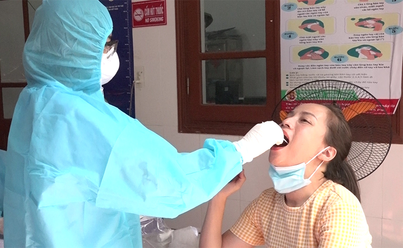 Nhân viên Trung tâm Y tế TP Cẩm Phả lấy mẫu xét nghiệm người dân trở về từ vùng dịch (Ảnh: Duy Tâm-CTV)