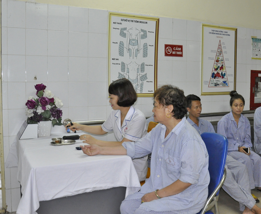 Chuẩn bị lấy mẫu máu xét nghiệm đái tháo đường cho bệnh nhân tại Khoa Nội tiết, Bệnh viện Đa khoa tỉnh.