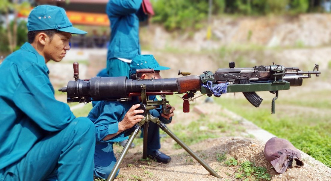 Lực lượng dân quân tự vệ TX Đông Triều thực hành nội dung huấn luyện DKZ.