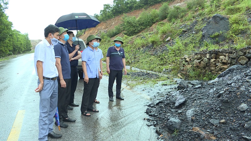 Đồng chí Cao Tường Huy, PCT UBND tỉnh kiểm tra điểm sạt lở trên tuyến đường vào khu công viên phức hợp giải trí cao cấp tại xã Vạn Yên, huyện Vân Đồn.