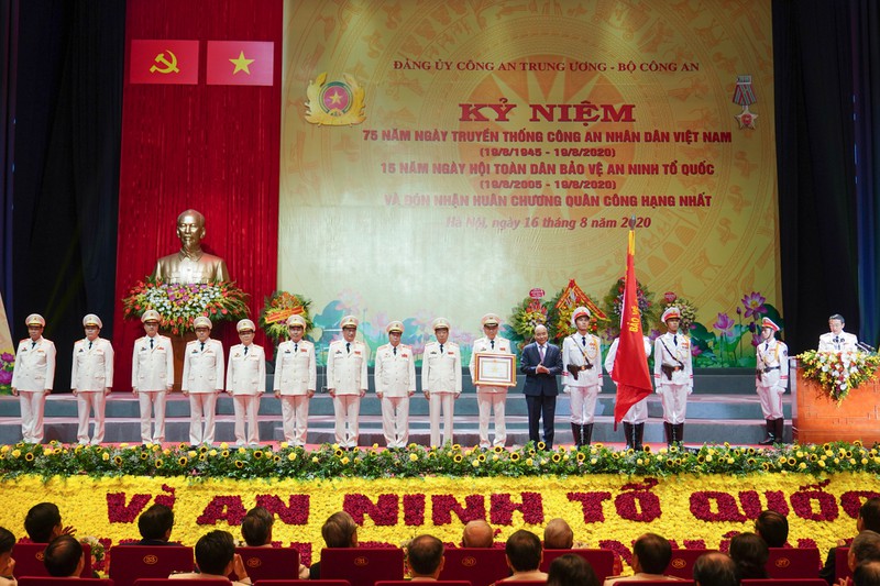 Thay mặt lãnh đạo Đảng, Nhà nước, Thủ tướng Nguyễn Xuân Phúc trao Huân chương Quân công hạng Nhất cho Bộ Công an.