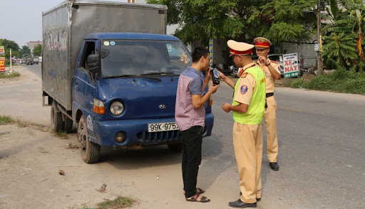 Lực lượng Cảnh sát giao thông kiểm tra nồng độ cồn đối với người điều khiển xe ôtô tham gia giao thông.