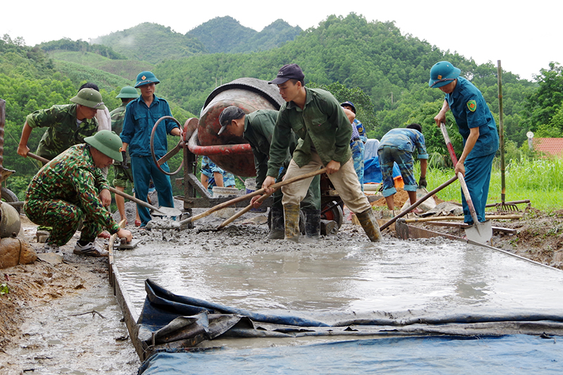 Lữ đoàn 147 ra quân giúp dân xã vùng cao của Hạ Long làm đường nông thôn mới. Ảnh: Văn Đảm (CTV)