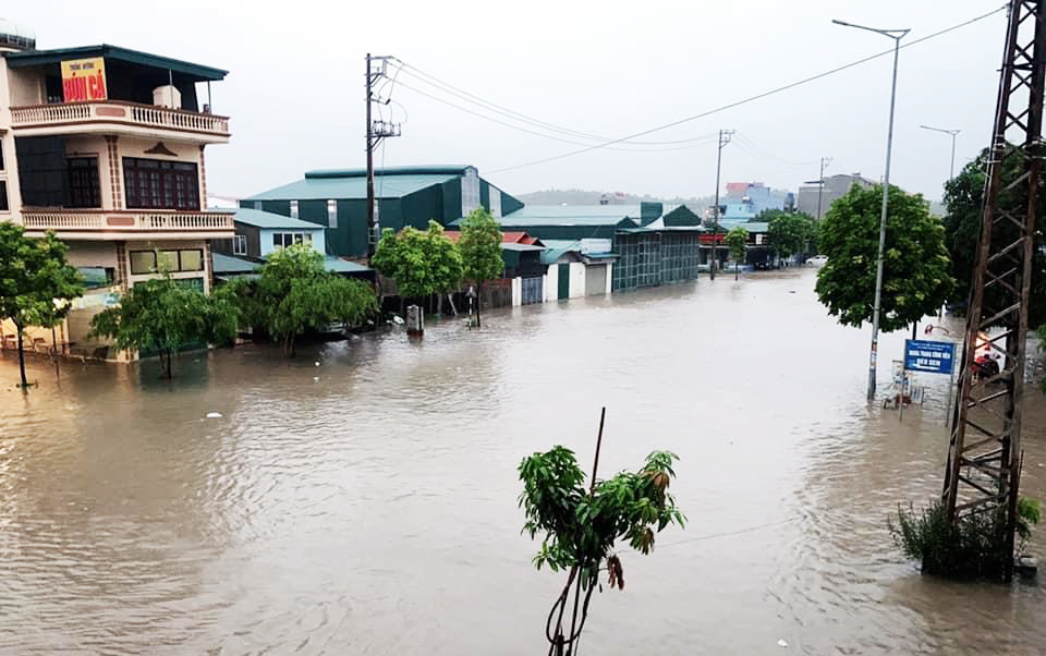 Khu vực phường Hà Phong mưa lớn cũng gây ngập lụt làm ảnh hưởng đến việc đi lại của người dân.