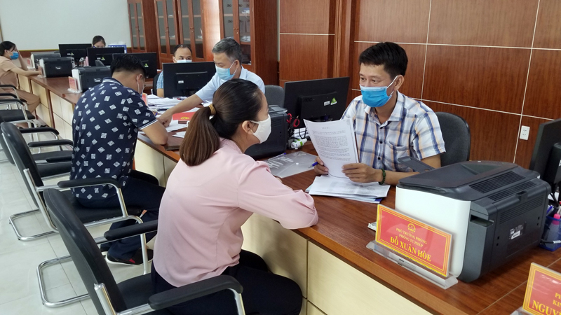 Giải quyết thủ tục hành chính tại Trung tâm Hành chính công huyện Đầm Hà.