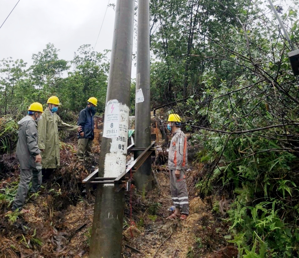 Đoàn công tác của Công ty Điện lực Quảng Ninh kiểm tra đường dây 35kV khu vực phường Mông Dương (TP Cẩm Phả)