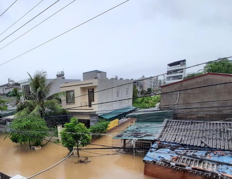 Do mưa lớn kéo dài, một số khu vực tại phường Cao Thắng đã xảy ra ngập lụt cục bộ.