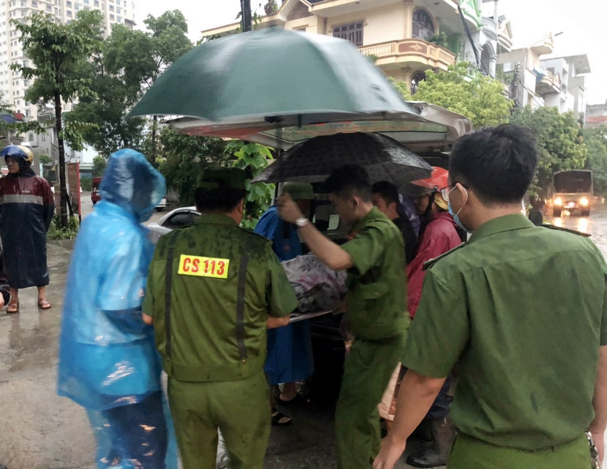 Công an TP Hạ Long hỗ trợ người dân bị nạn do ảnh hưởng của mưa bão, ngày 17/8/2020.