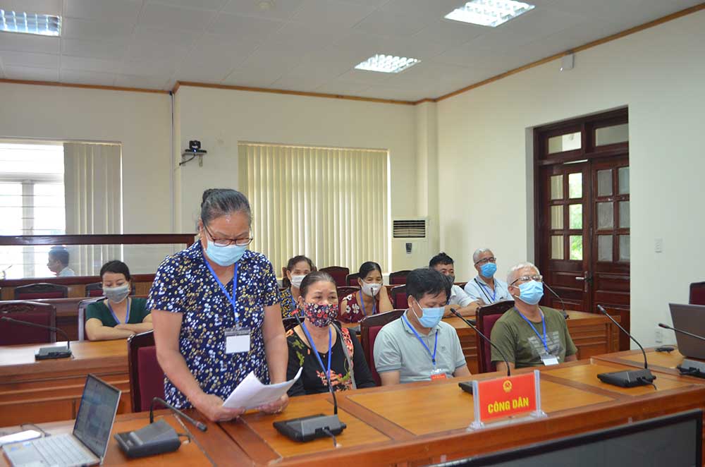 Các hộ dân tổ 7, khu 2, phường Giếng Đáy, TP Hạ Long trình bày nội dung kiến nghị với Hội đồng tiếp công dân tỉnh.