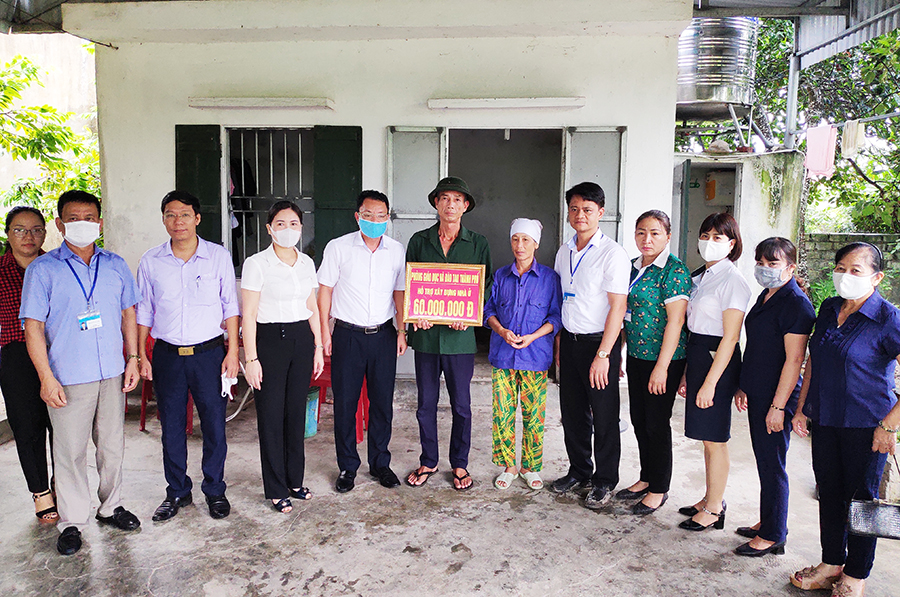 ãnh đạo phòng GD - ĐT thành phố trao kinh phí hỗ trợ xây nhà cho hộ gia đình ông Đinh Văn Quang, hộ nghèo trên địa bàn  phường Phương Đông