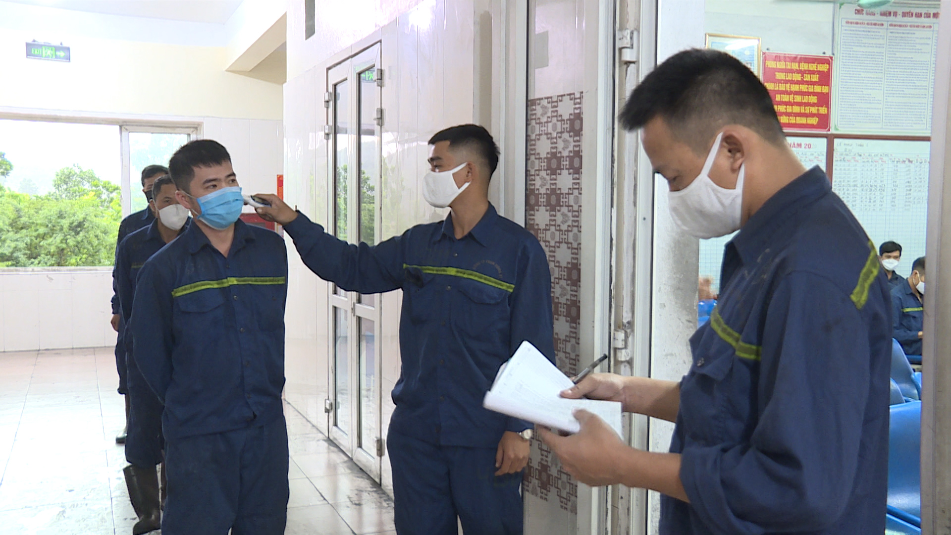 Đo thân nhiệt cho công nhân trước khi giao ca tại Công ty CP Than Uông Bí