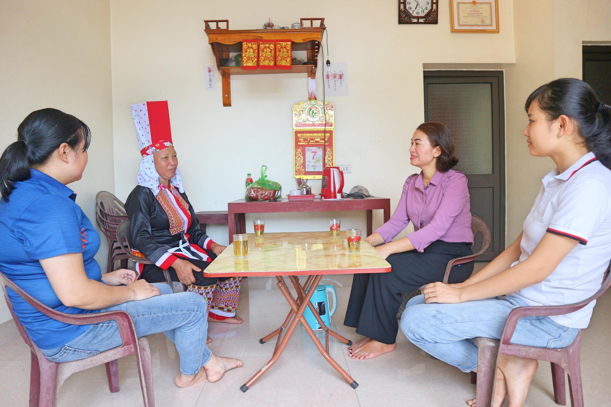 Hội LHPN huyện Tiên Yên đến thăm hỏi, động viên gia đình chị Lý Thị Mai