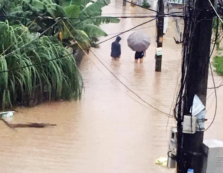Mưa lớn kéo dài đã gây ngập lụt nhiểu khu dân cư của TP Hạ Long.
