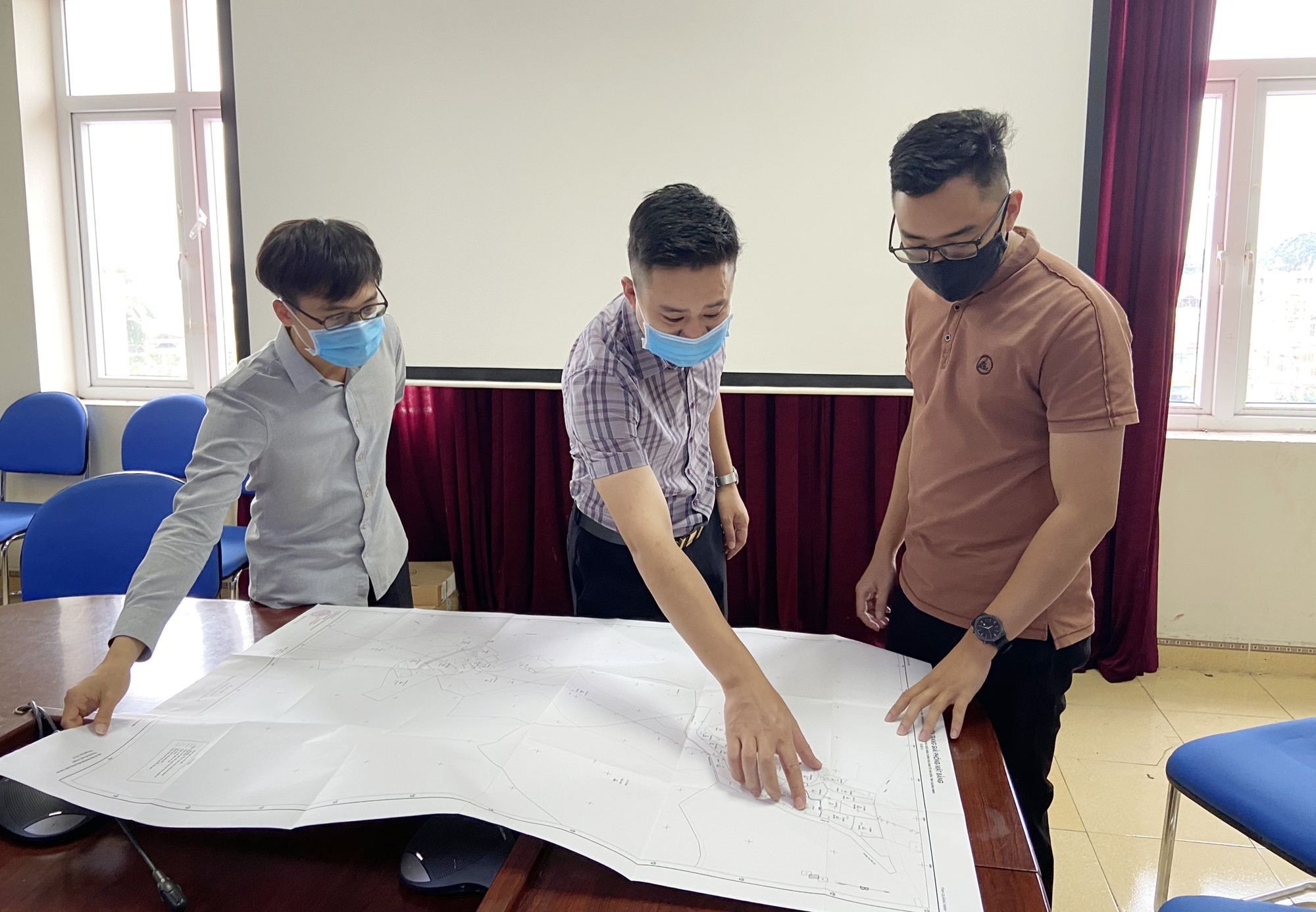 Cán bộ Trung tâm Phát triển quỹ đất huyện Vân Đồn thực hiện 
