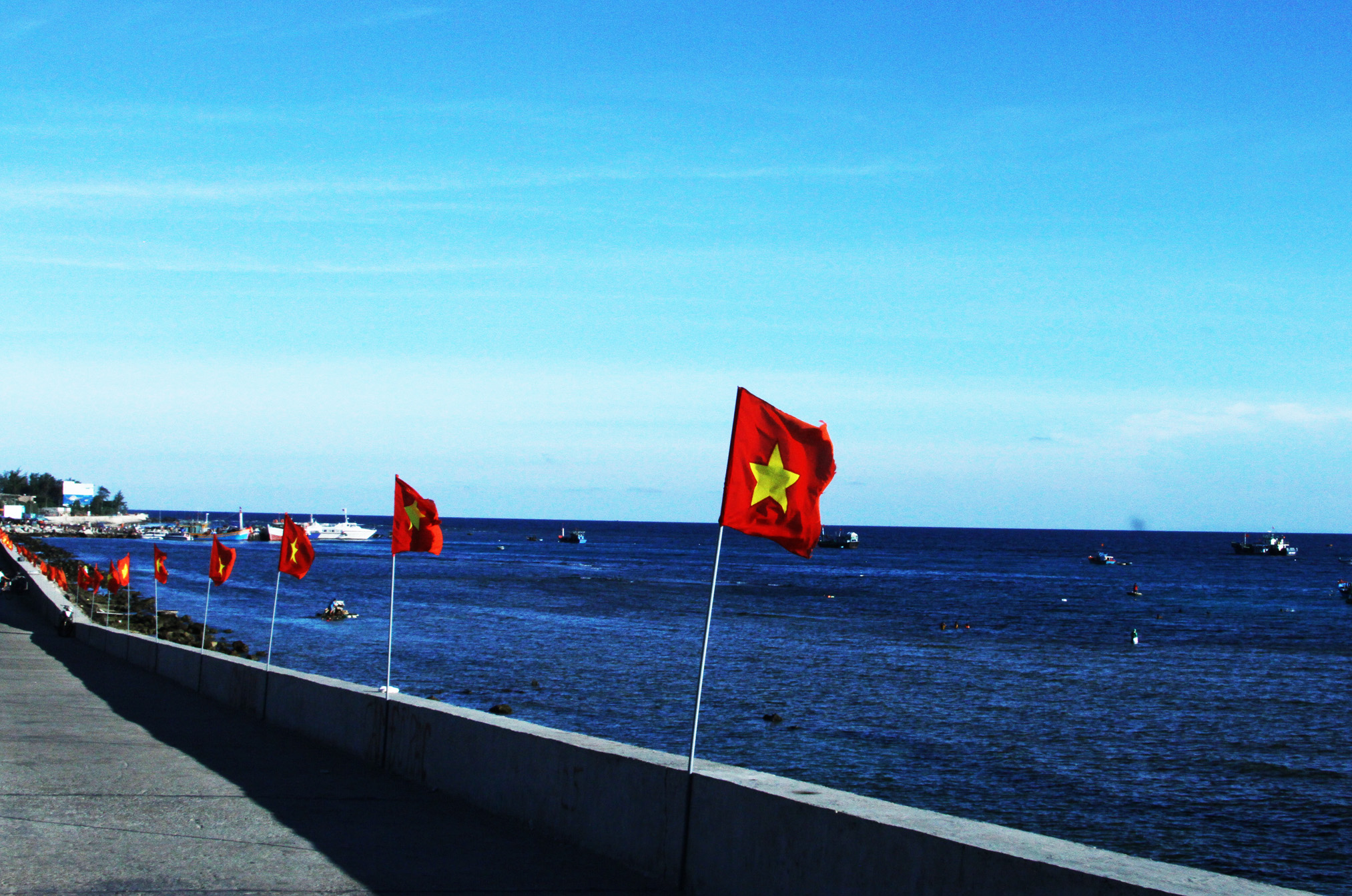 Bờ biển Lý Sơn rợp bóng cờ Tổ quốc.