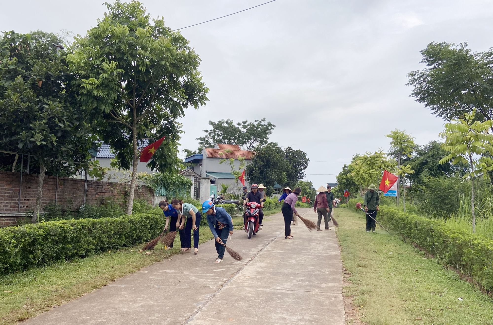 Cán bộ Cơ quan Khối huyện Tiên Yên vào cuộc cùng nhân dân thôn Sán Xế Đông, xã Đông Ngũ dọn dẹp vệ sinh đường làng vào cuối tháng. 