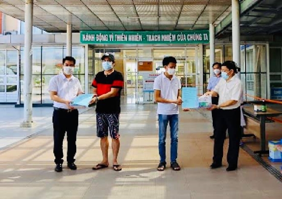 Hai bệnh nhân nam được công bố khỏi bệnh sáng nay tại Bệnh viện Đa khoa Trung ương Quảng Nam (Quảng Nam).