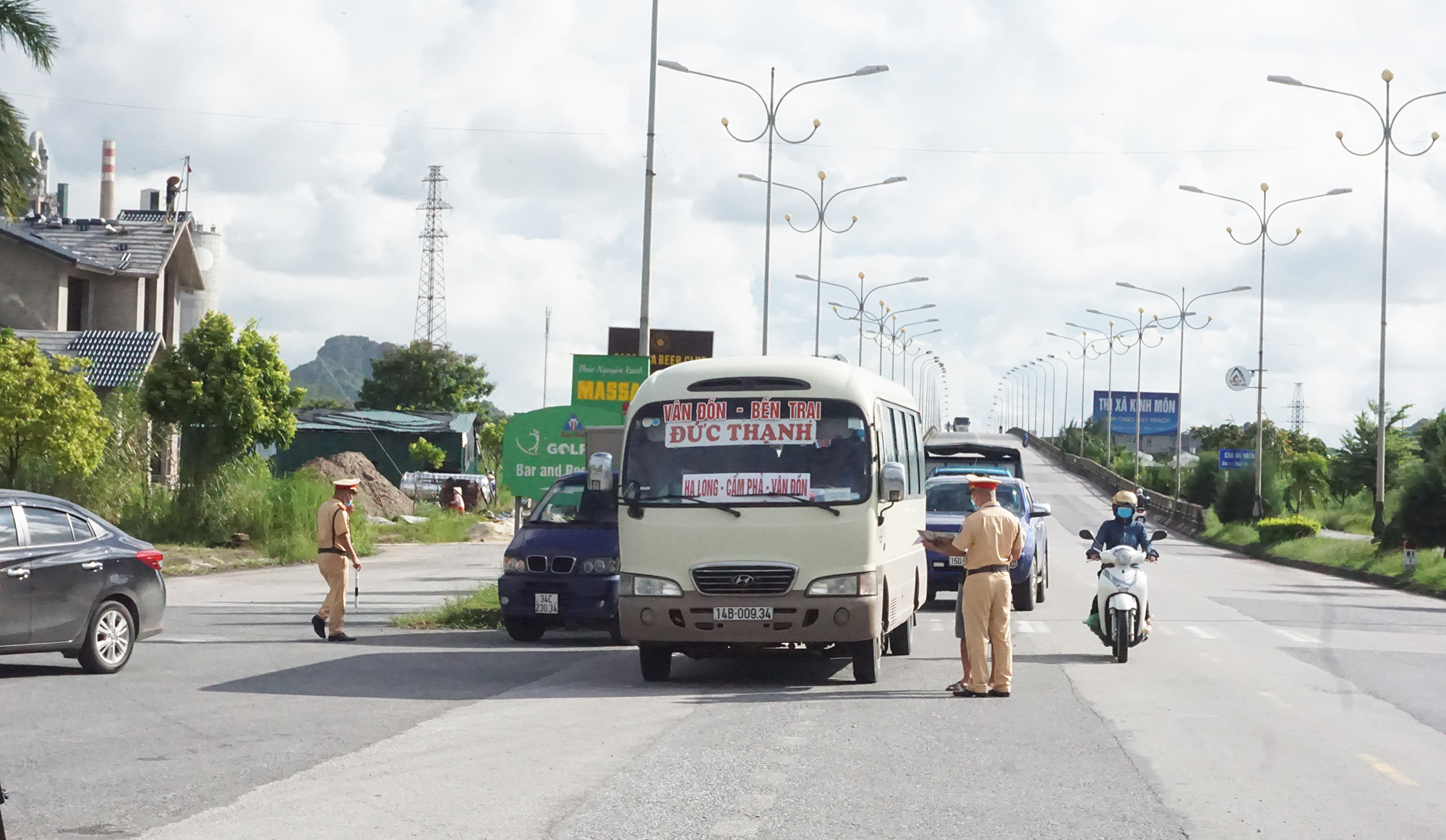 Các phương tiện đi từ tỉnh Hải Dương vào Quảng Ninh được kiểm soát chặt chẽ tại chốt kiểm soát cầu Đá Vách.