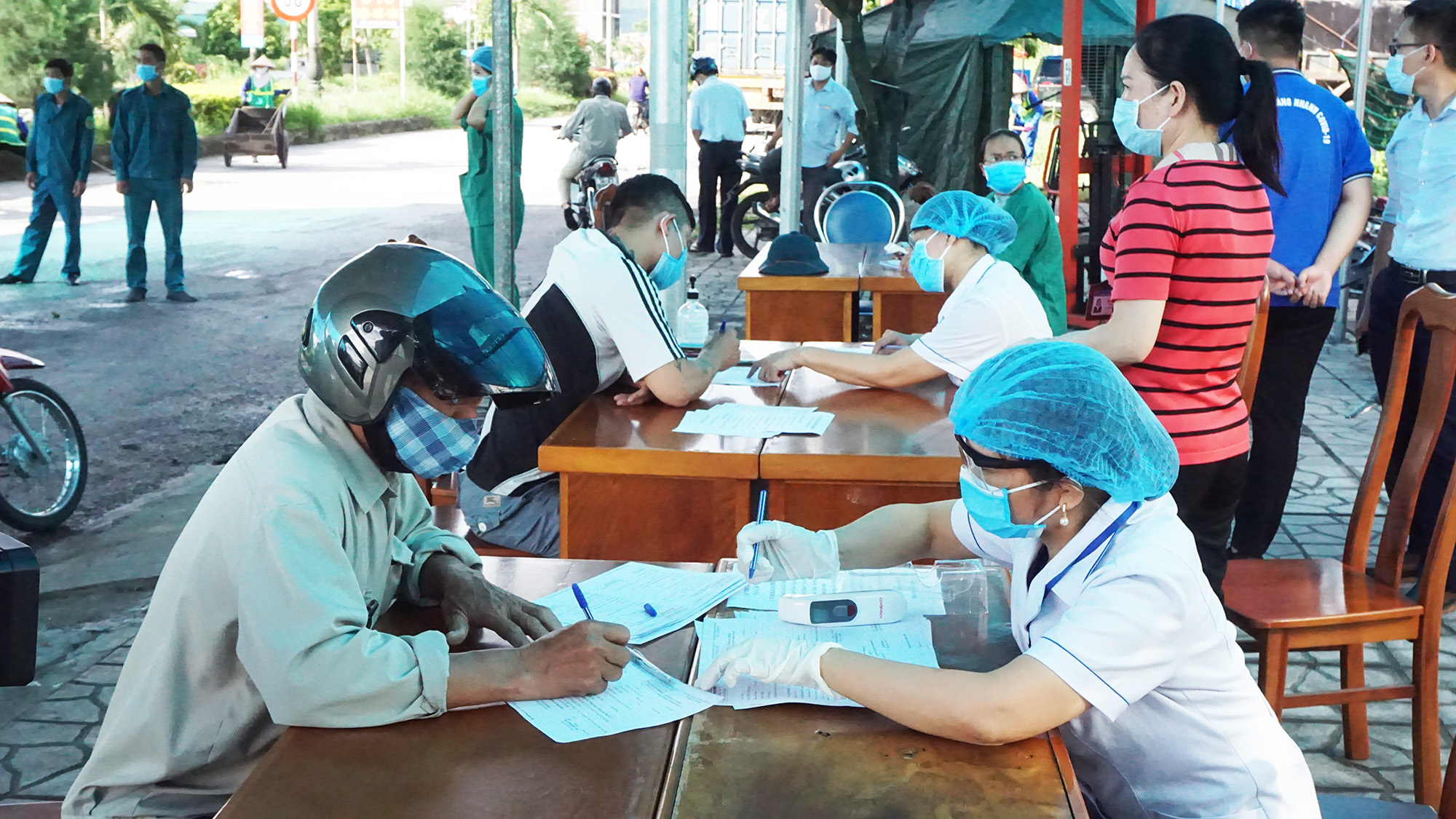 Đối với phương tiện và người từ Hải Dương vào địa phận tỉnh Quảng Ninh sẽ được hướng dẫn khai báo y tế theo đúng quy định.