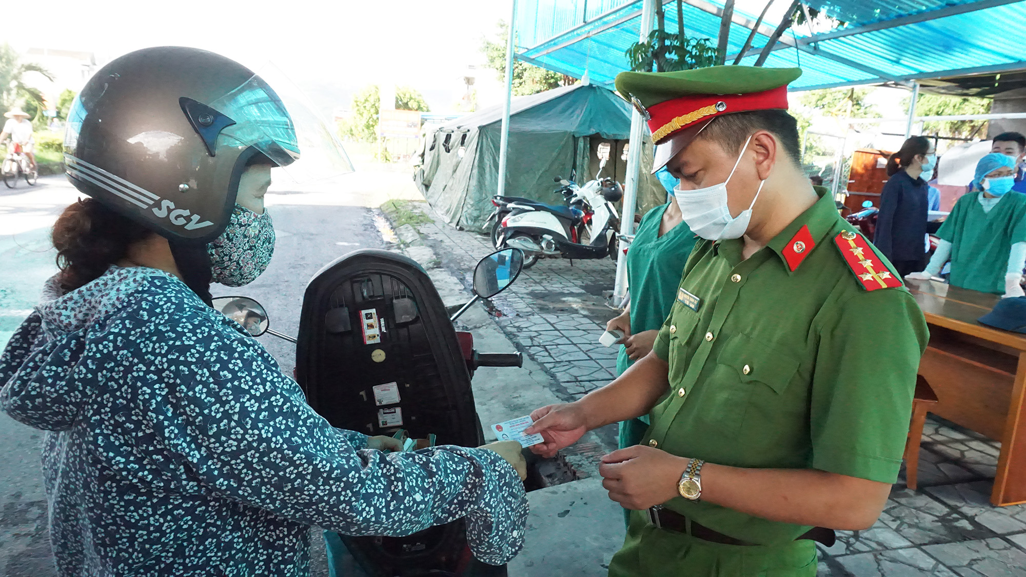 Lực lượng chức năng kiểm tra chặt chẽ người dân từ địa phương khác vào Quảng Ninh.