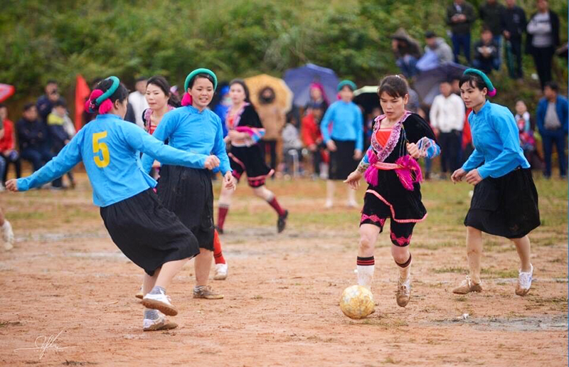 Những cô gái Pò Hèn (TP Móng Cái) tranh tài môn bóng đá. Ảnh Phòng VHTT Móng Cái.