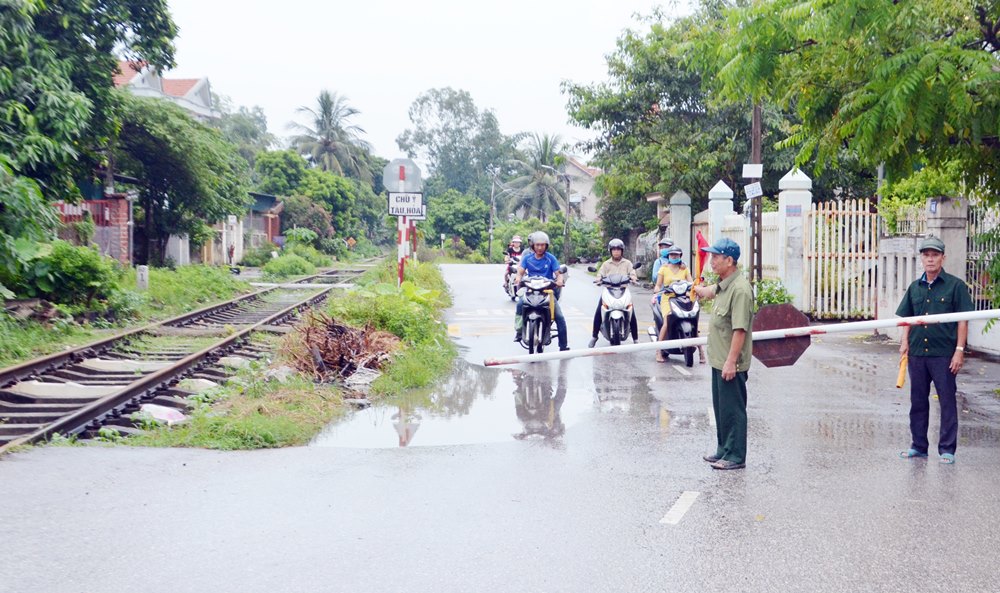 Tổ gác chắn đường sắt do chi hội CCB khu Tre Mai (phường Nam Khê, TP Uông Bí) đảm nhận đảm bảo an toàn cho người dân đi qua mỗi ngày.
