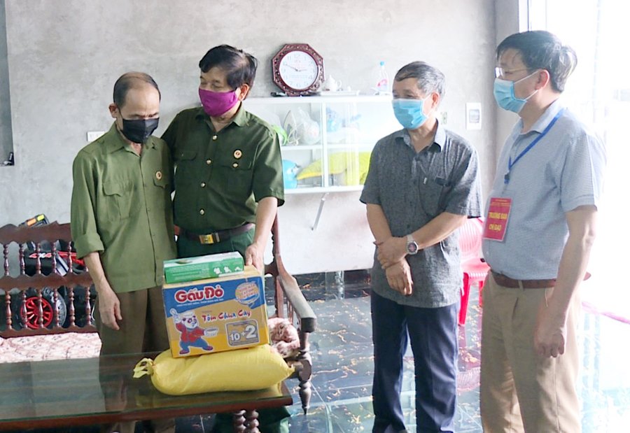 Hội CCB phường Hoành Bồ (TP Hạ Long) trao hỗ trợ cho hội viên CCB hoàn cảnh khó khăn bị ảnh hưởng dịch Covid-19.