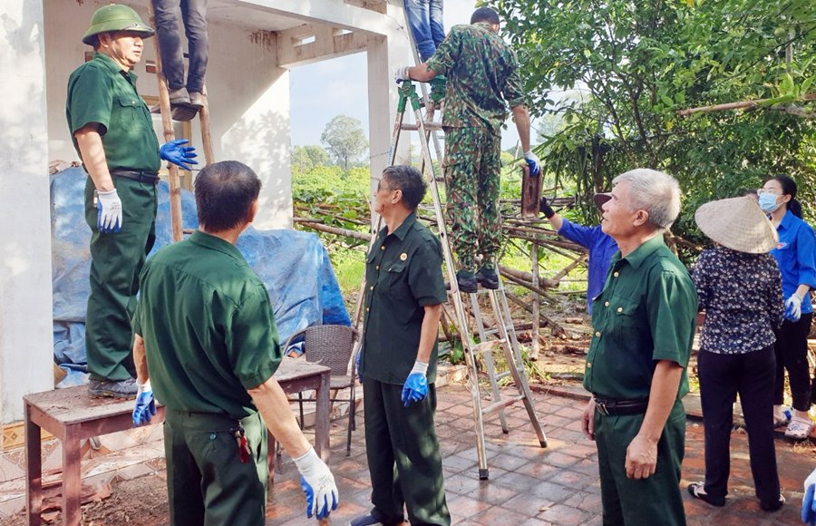 Hội CCB phường Hoành Bồ (TP Hạ Long) cùng với đoàn viên thanh niên tham gia giúp gia đình bà Phạm Thị Vơn ở khu 5, phường Hoành Bồ, sửa chữa nhà ở.