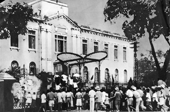 Vào ngày 19-8-1945, nhân dân biểu tình giành chính quyền tại Bắc Bộ phủ (Hà Nội).